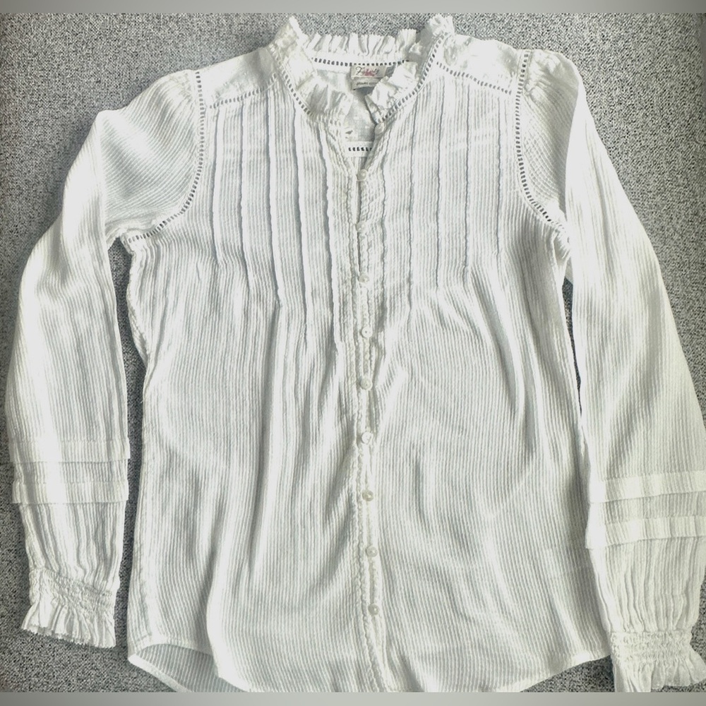 Faherty women’s Long Sleeve Organic Cotton Ruffled Blouse.  Size XS.